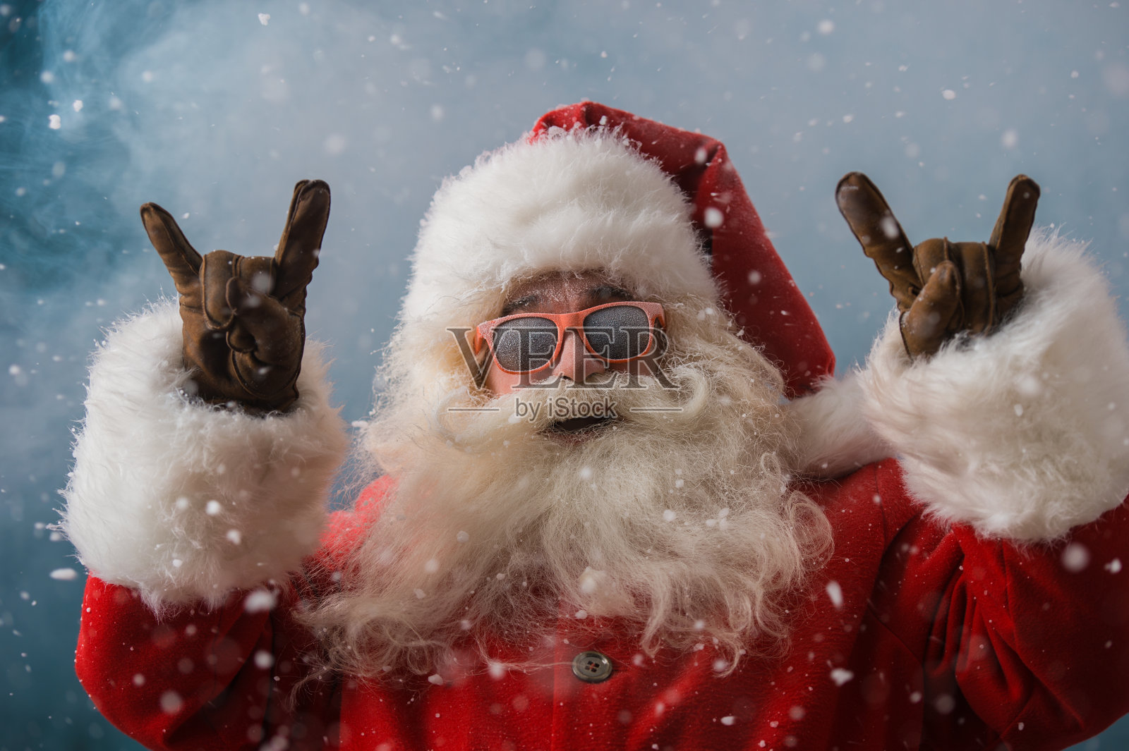 圣诞老人戴着太阳镜在北极户外跳舞照片摄影图片