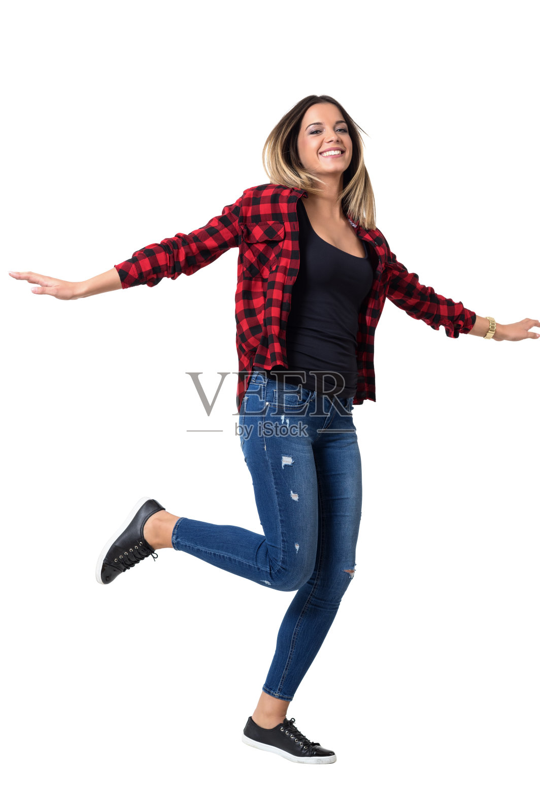 年轻漂亮的女人穿着牛仔裤，张开双臂奔跑照片摄影图片