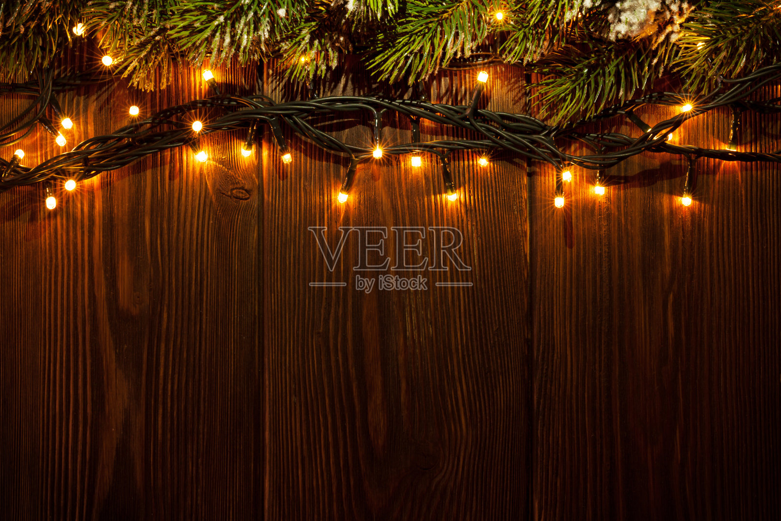 圣诞树的树枝和彩灯照片摄影图片