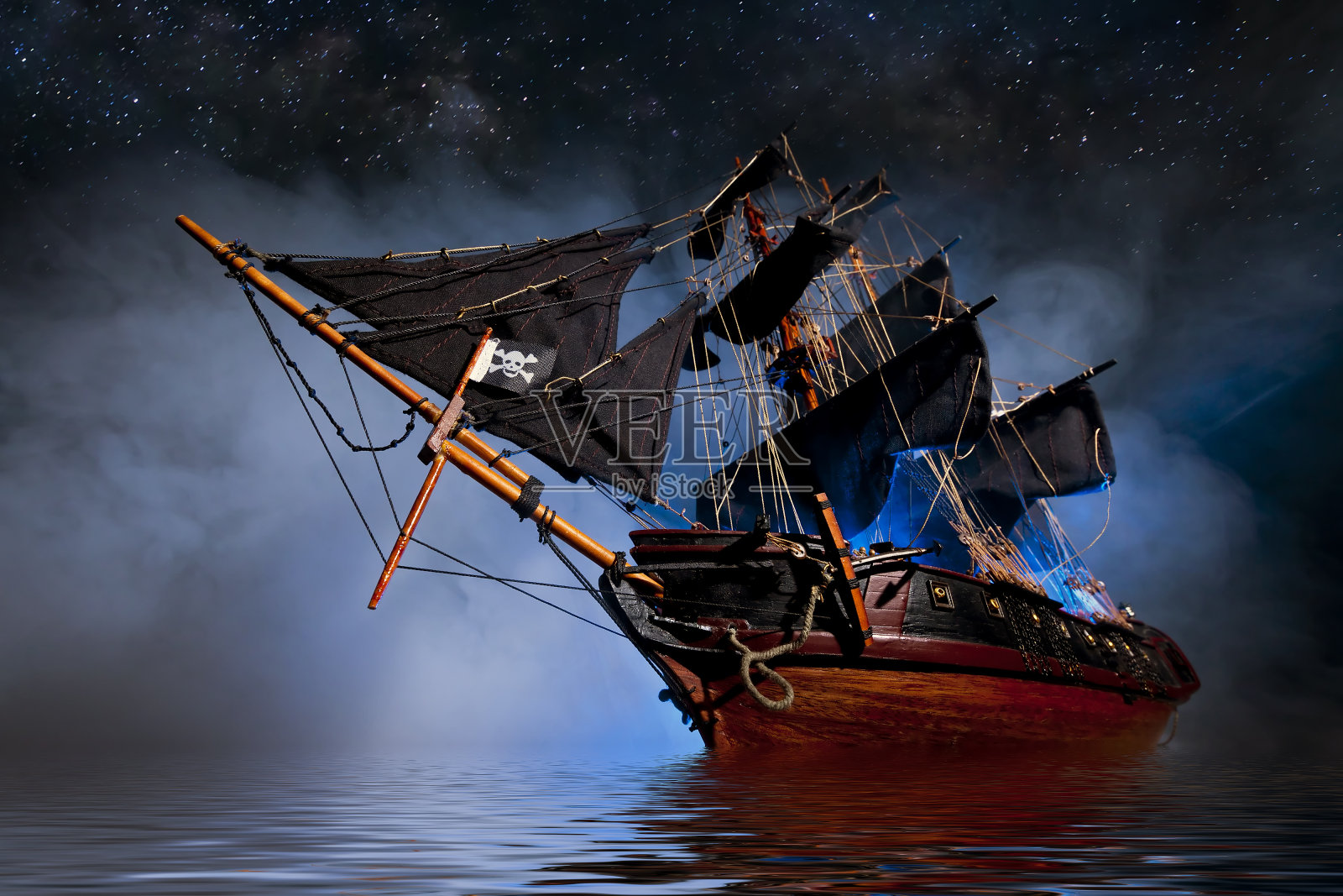 有雾和水的海盗船模型照片摄影图片