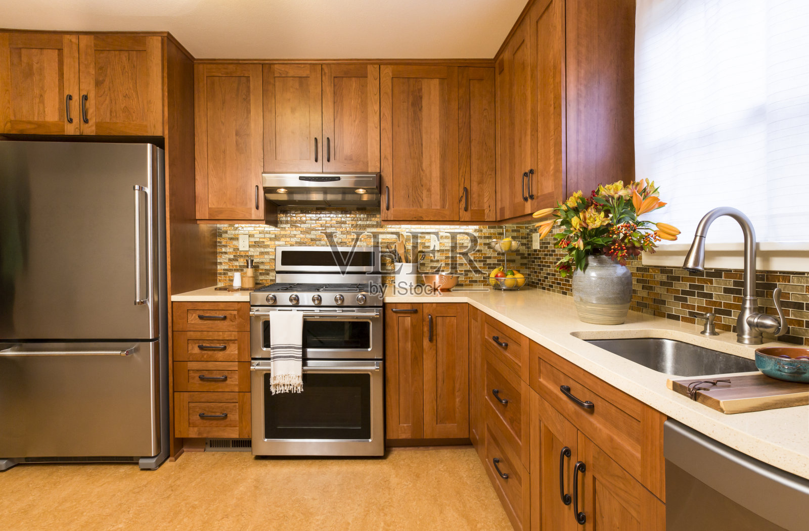 现代高档厨房与木橱柜和不锈钢器具照片摄影图片