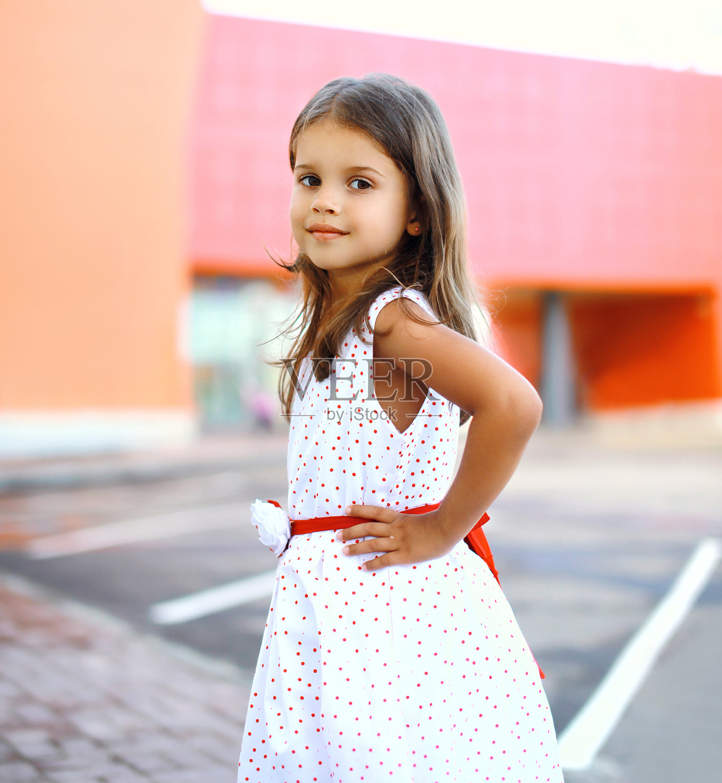 可爱的小女孩穿着裙子在城市里的肖像照片摄影图片