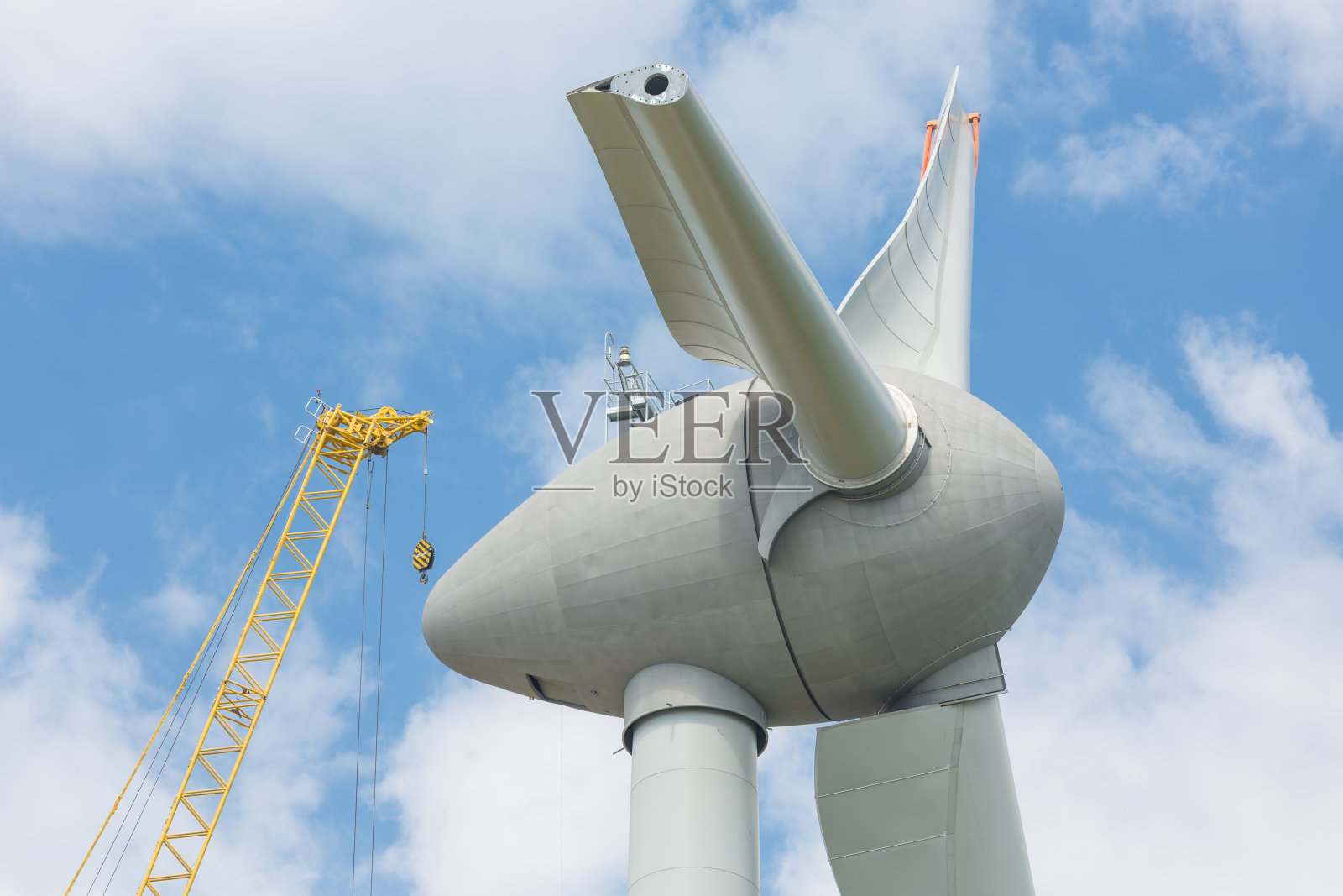 装配机翼的荷兰风力发电机与大型起重机照片摄影图片
