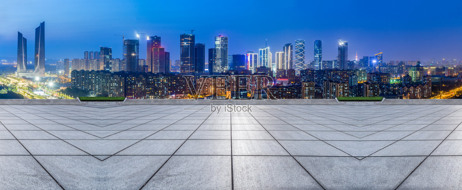 夜晚的南京，空荡荡的地板和现代城市的天际线照片摄影图片