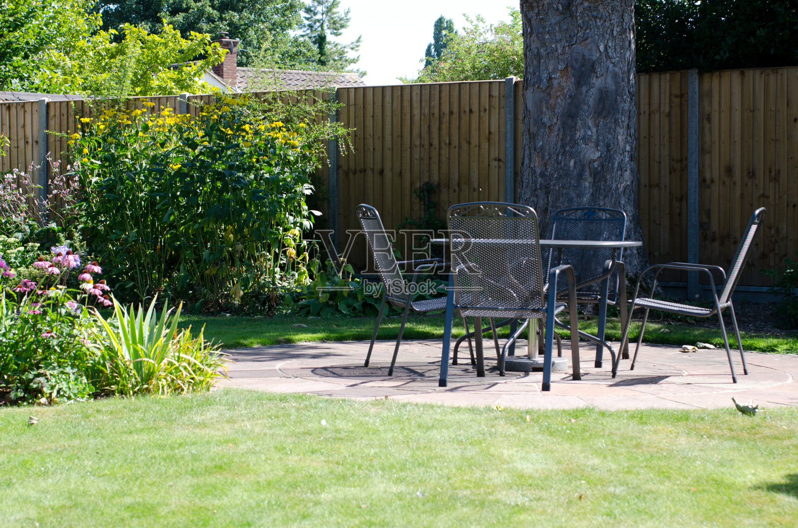 庭院与桌子和椅子在花园里照片摄影图片