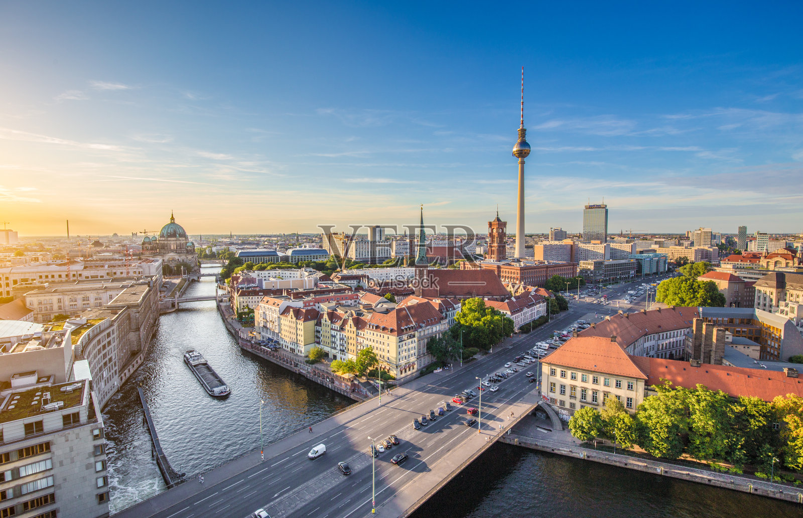 日落时的柏林和施普雷河照片摄影图片