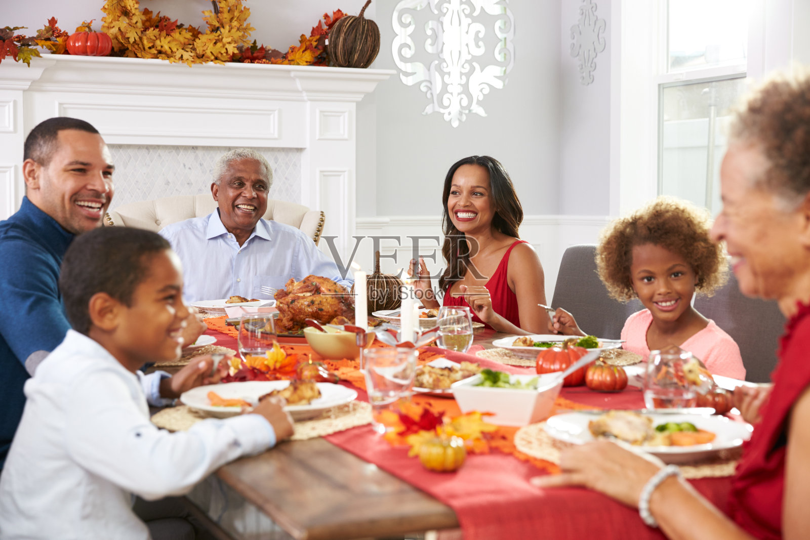 家人和祖父母在餐桌上享用感恩节大餐照片摄影图片