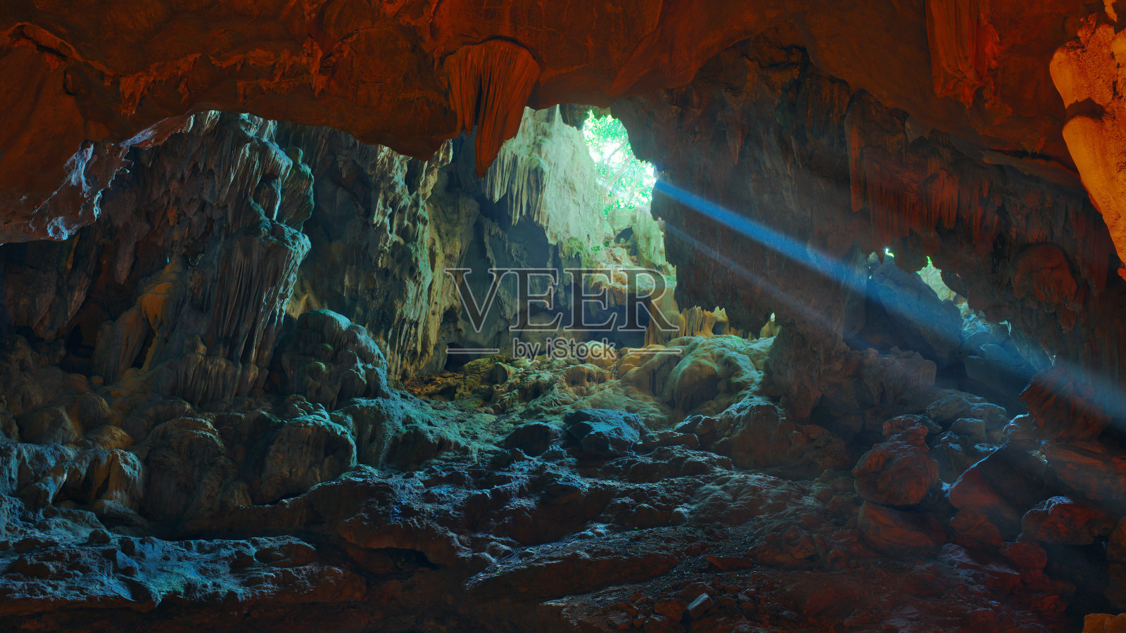 越南下龙湾道戈洞的彩色照明照片摄影图片