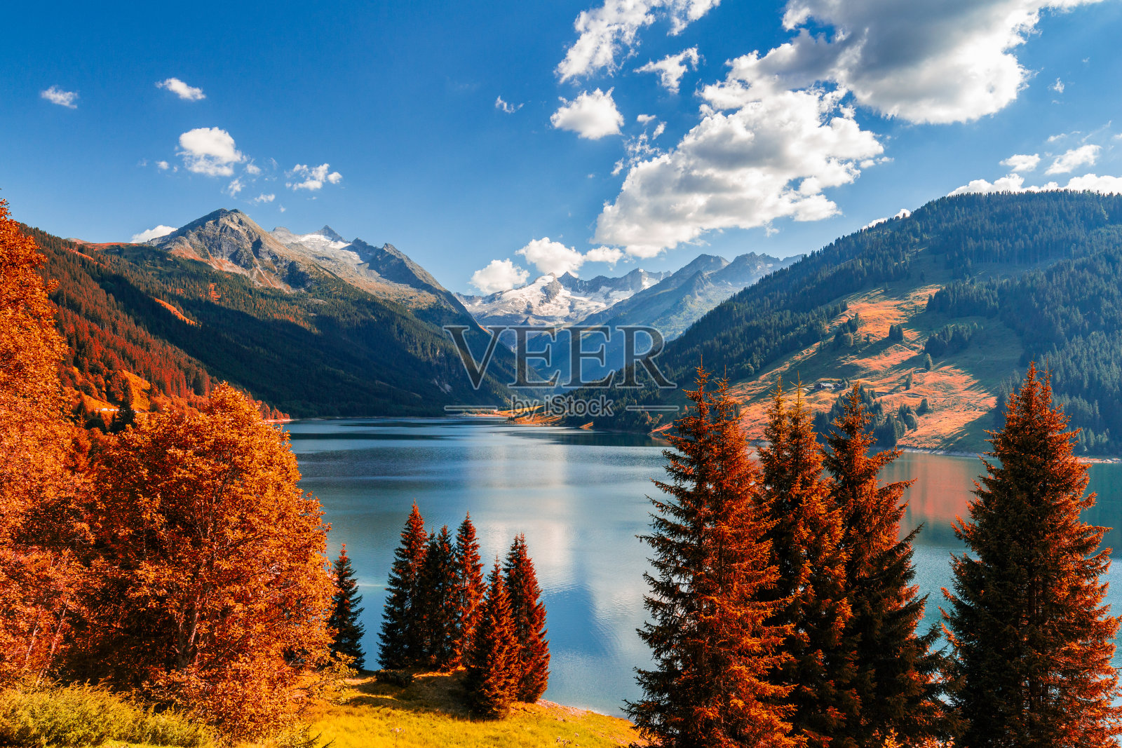 秋天的风景与红色树叶的阿尔卑斯湖照片摄影图片