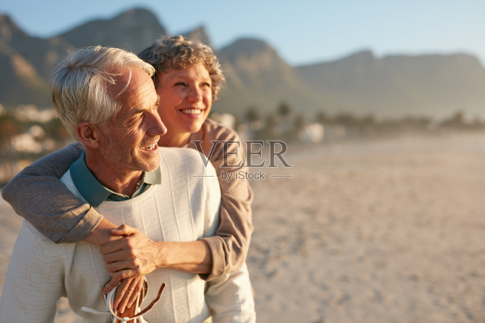一对老年夫妇在海滩上享受假期照片摄影图片