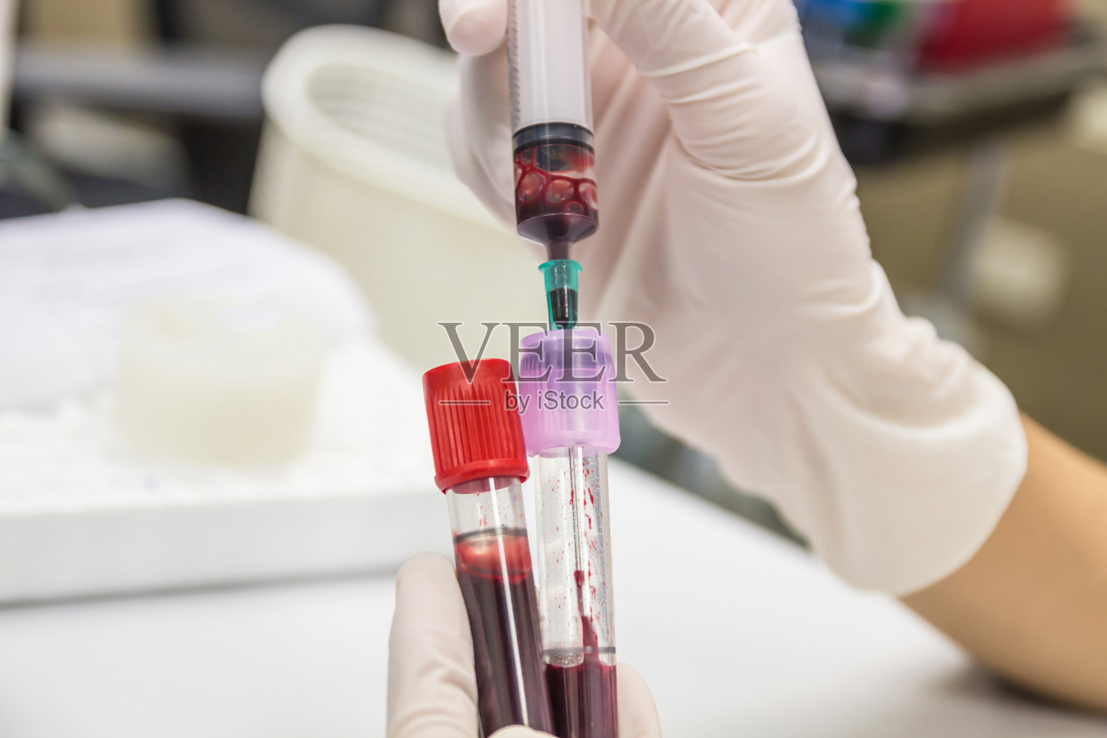 在血液学实验室的管子上抽血。照片摄影图片