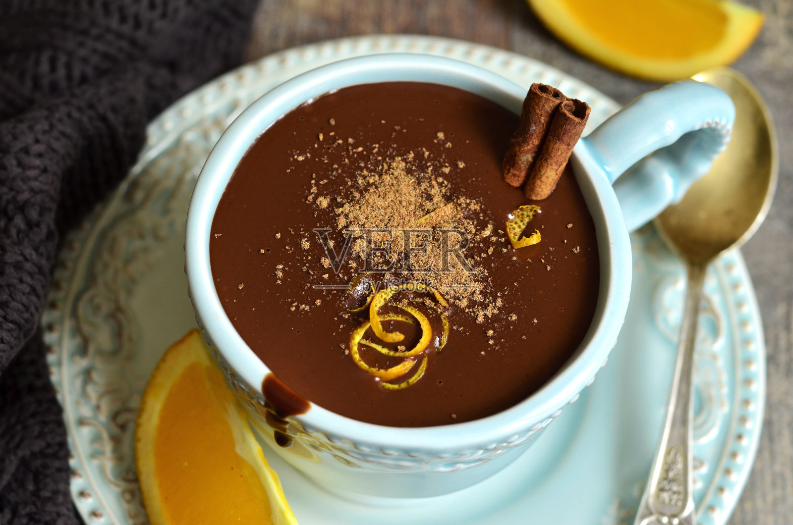 自制热巧克力加橘子和肉桂。照片摄影图片