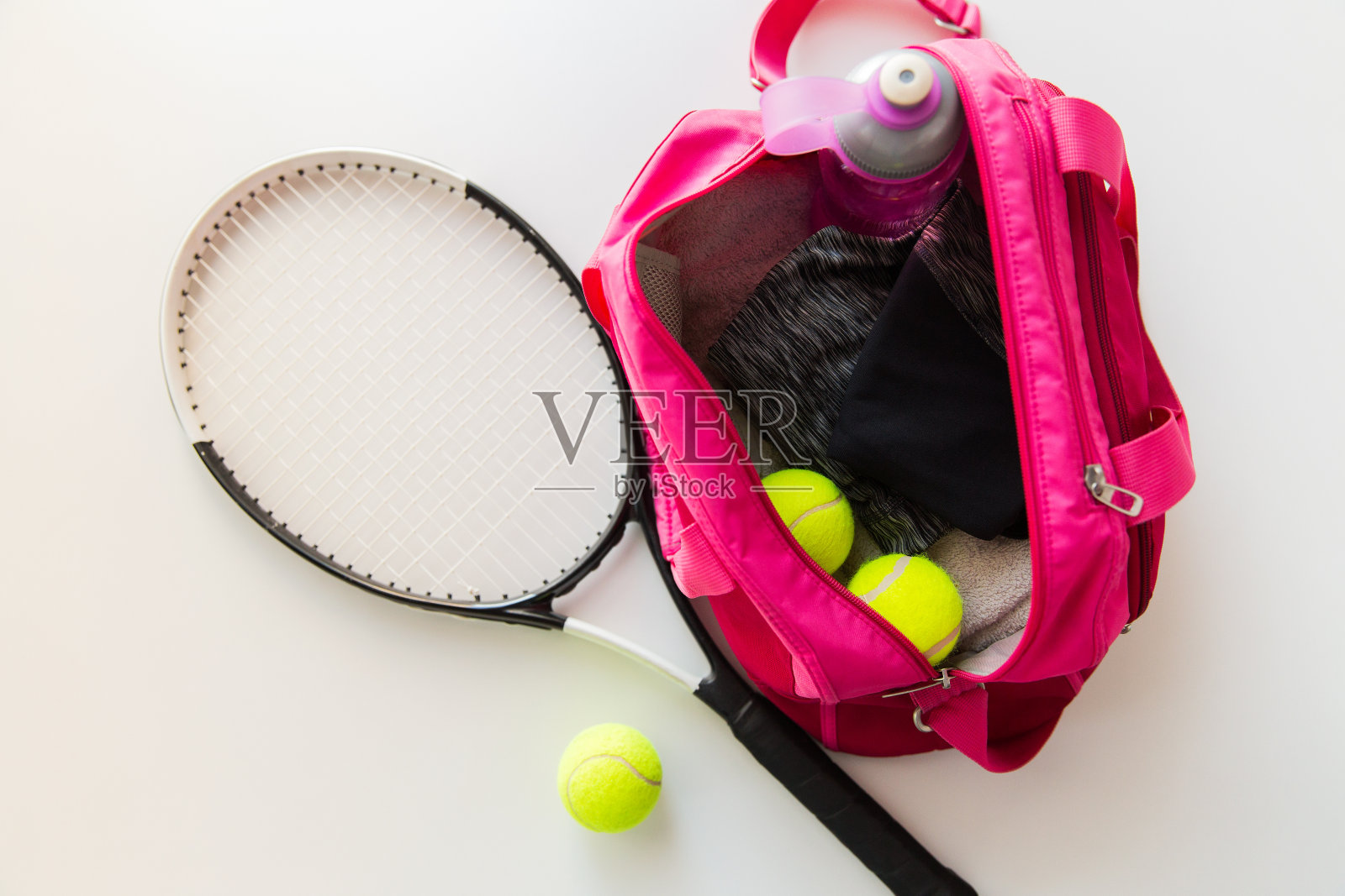 网球用品和女性运动包的特写照片摄影图片