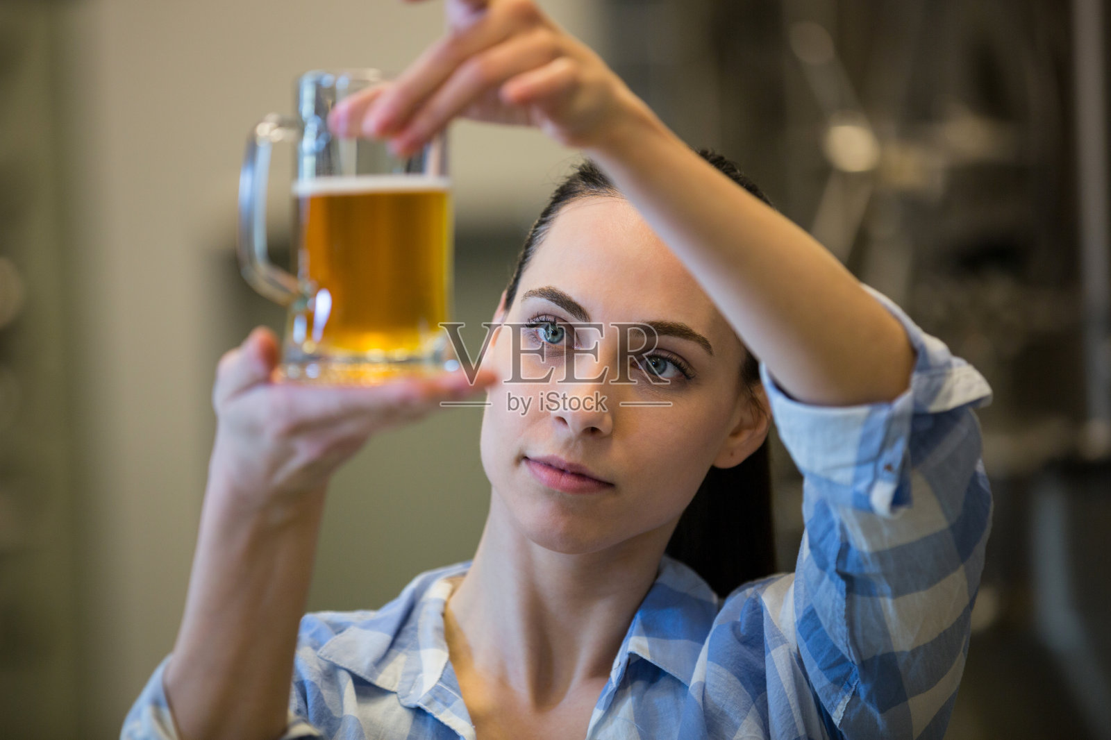 女性酿酒者测试啤酒的特写照片摄影图片