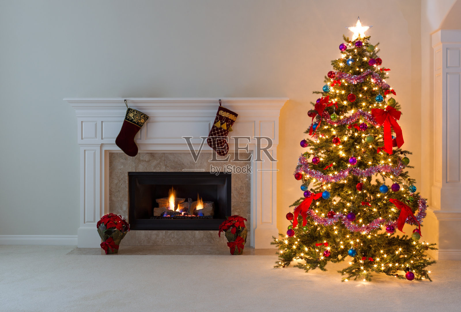 明亮的圣诞树与燃烧的壁炉照片摄影图片