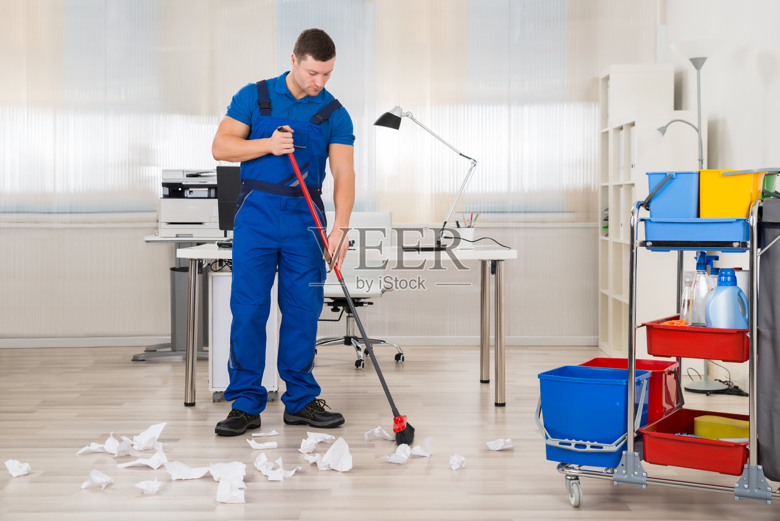 清洁工用扫帚清洁办公室地板照片摄影图片