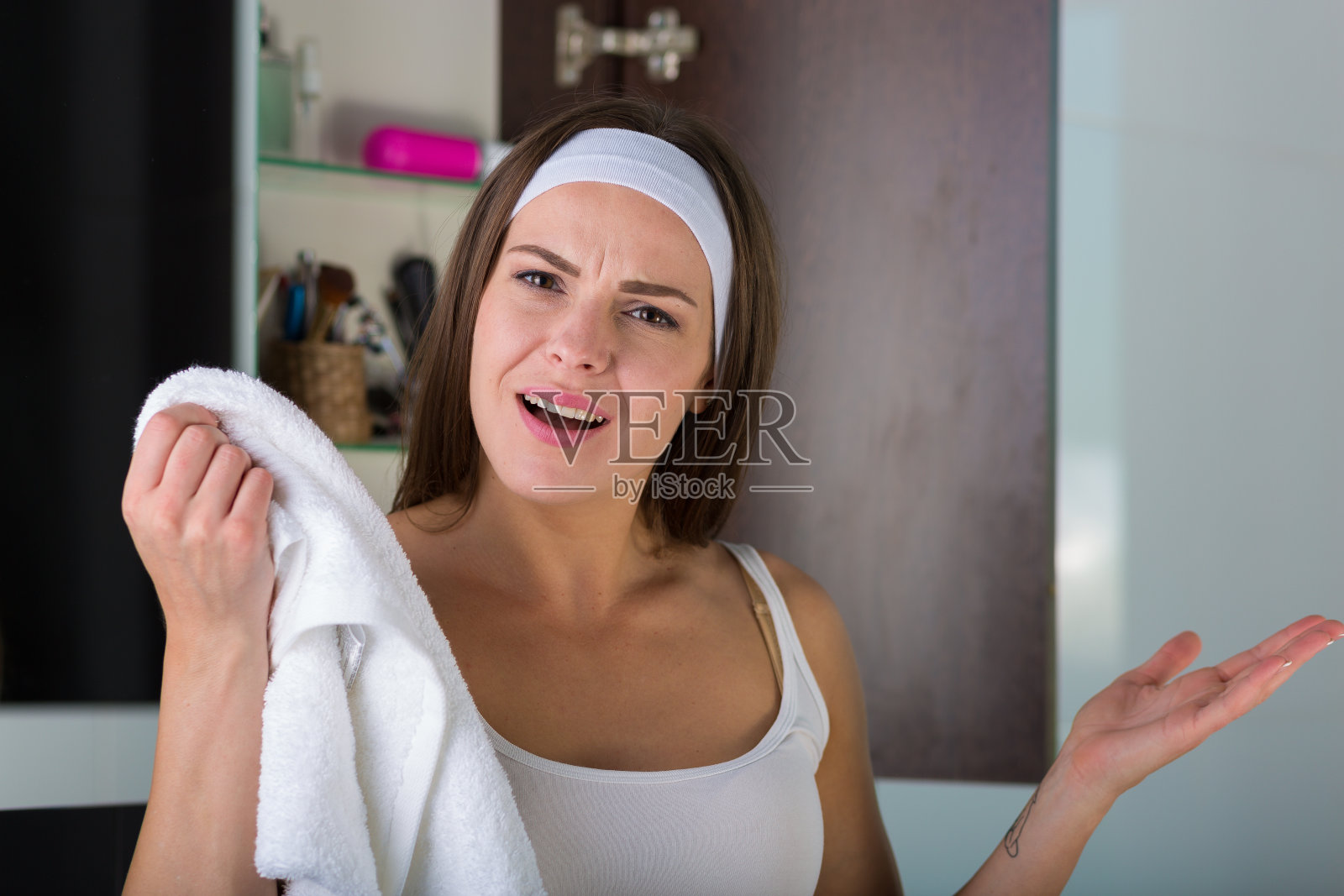 女人用毛巾擦脸照片摄影图片