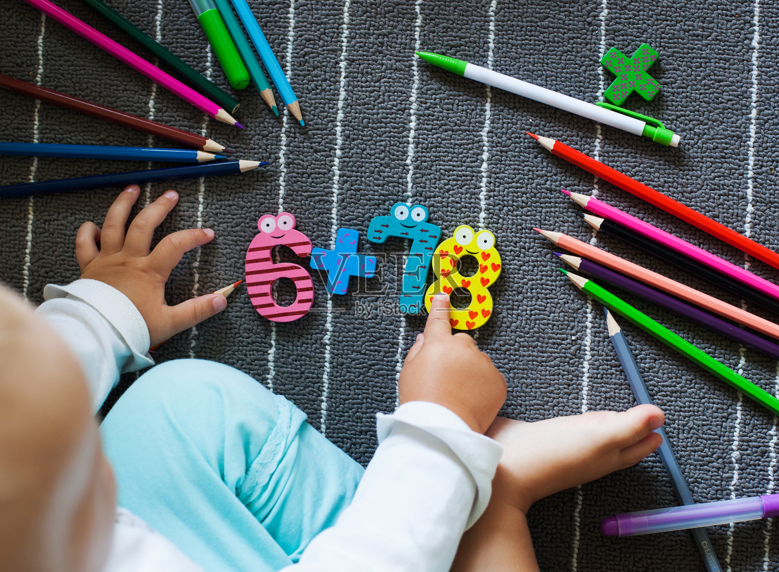 彩色蜡笔和数字与小婴儿的手。学前教育照片摄影图片