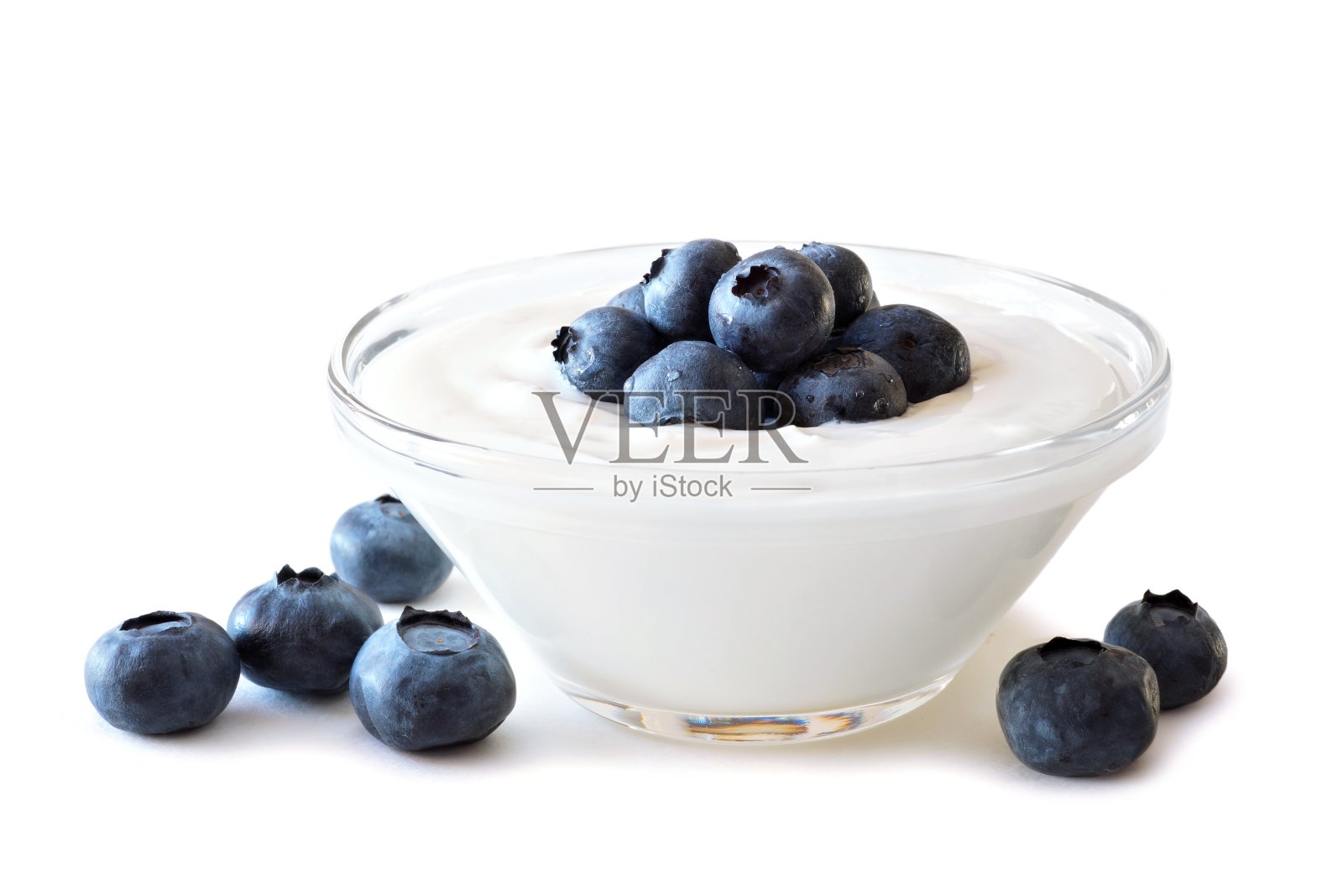 一碗干净的酸奶，上面有蓝莓照片摄影图片