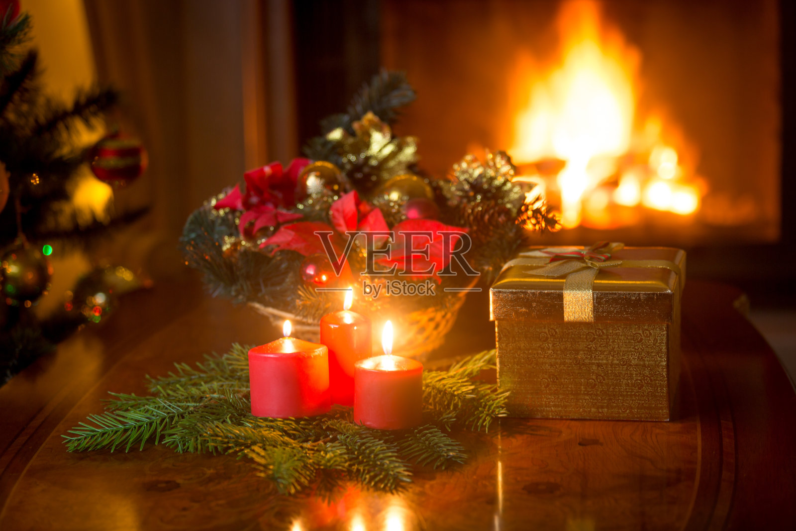 客厅里装饰好的圣诞餐桌上有燃烧的壁炉照片摄影图片