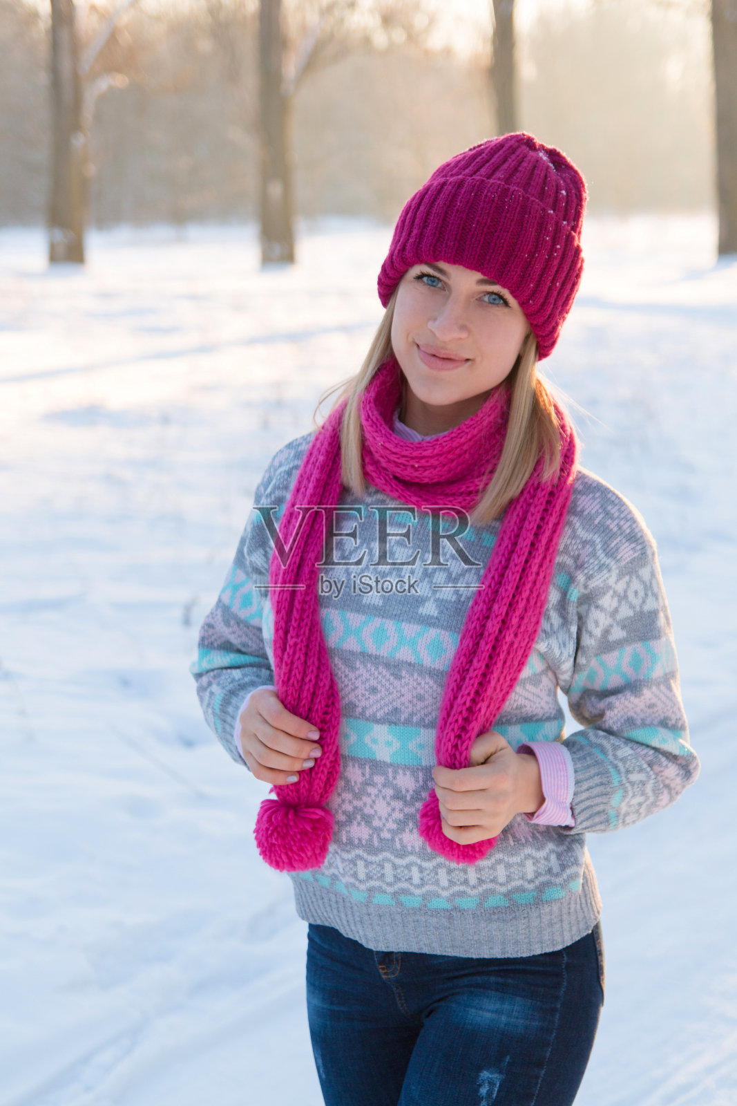 年轻女孩的肖像在粉红色的帽子和围巾照片摄影图片