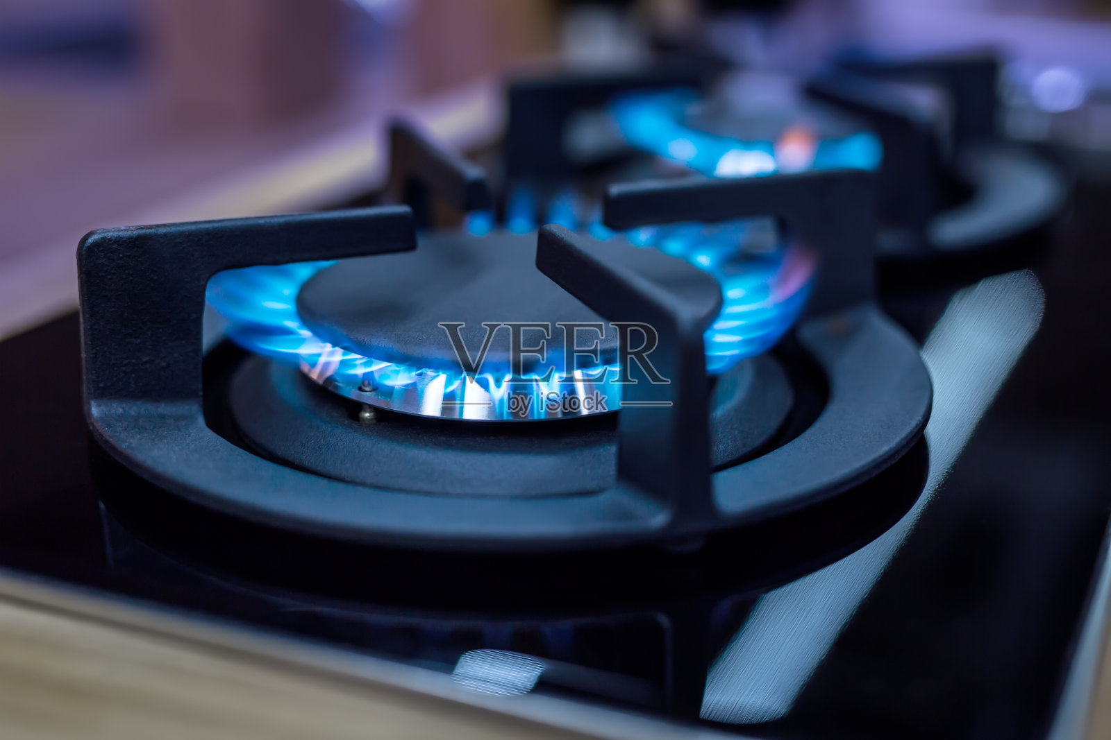 炉子。煮炉。燃烧着蓝色火焰的现代厨房炉灶照片摄影图片