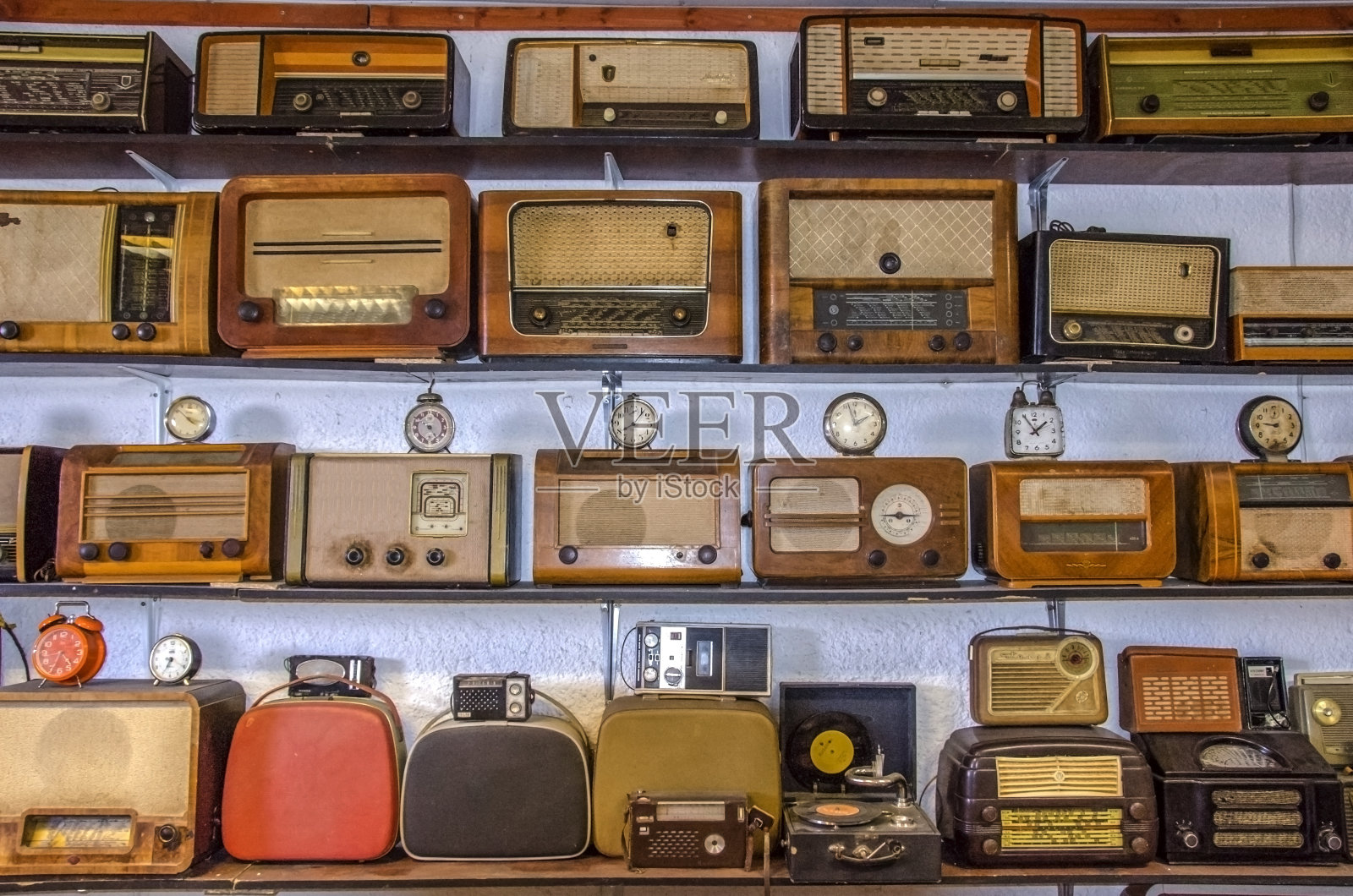 老式收音机和钟表照片摄影图片