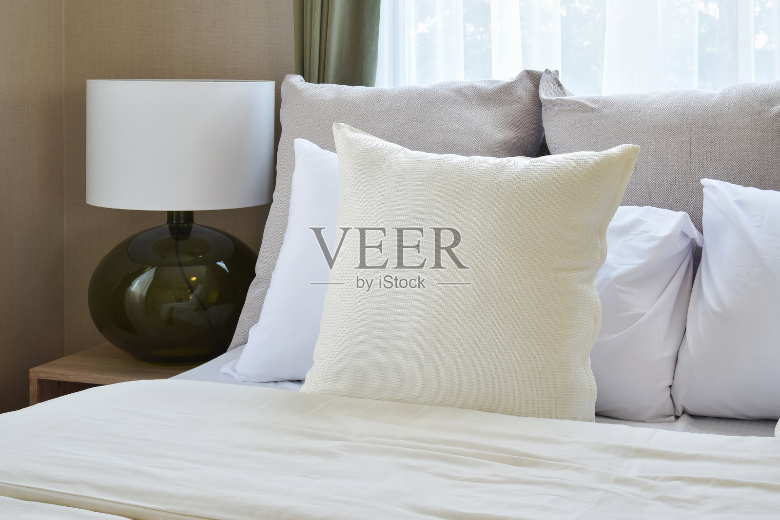 卧室室内设计以白色枕头和床上装饰照片摄影图片