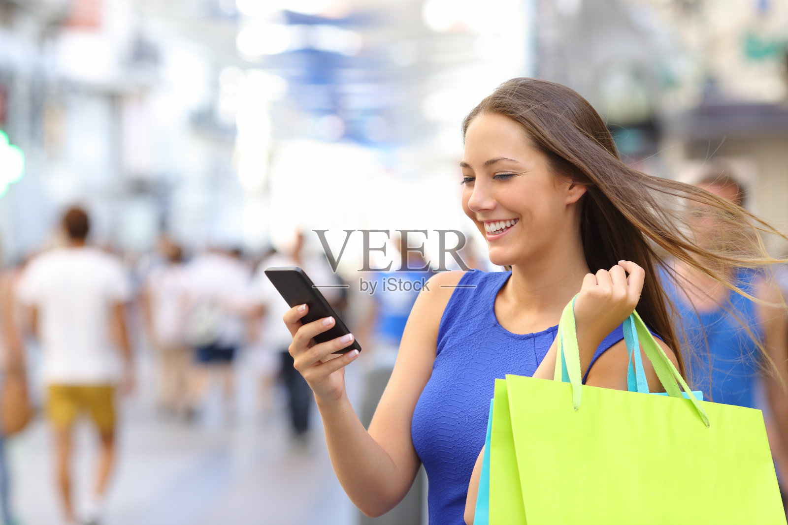 购物者在街上用智能手机购物照片摄影图片