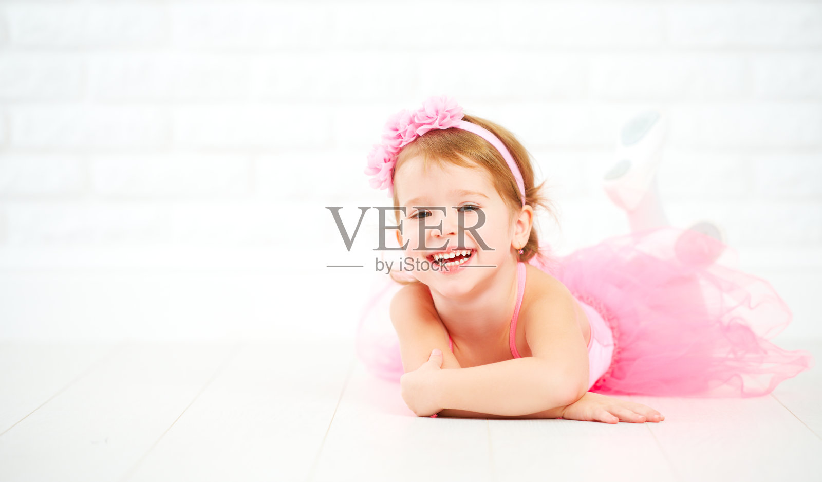 小女孩梦想成为芭蕾舞演员照片摄影图片