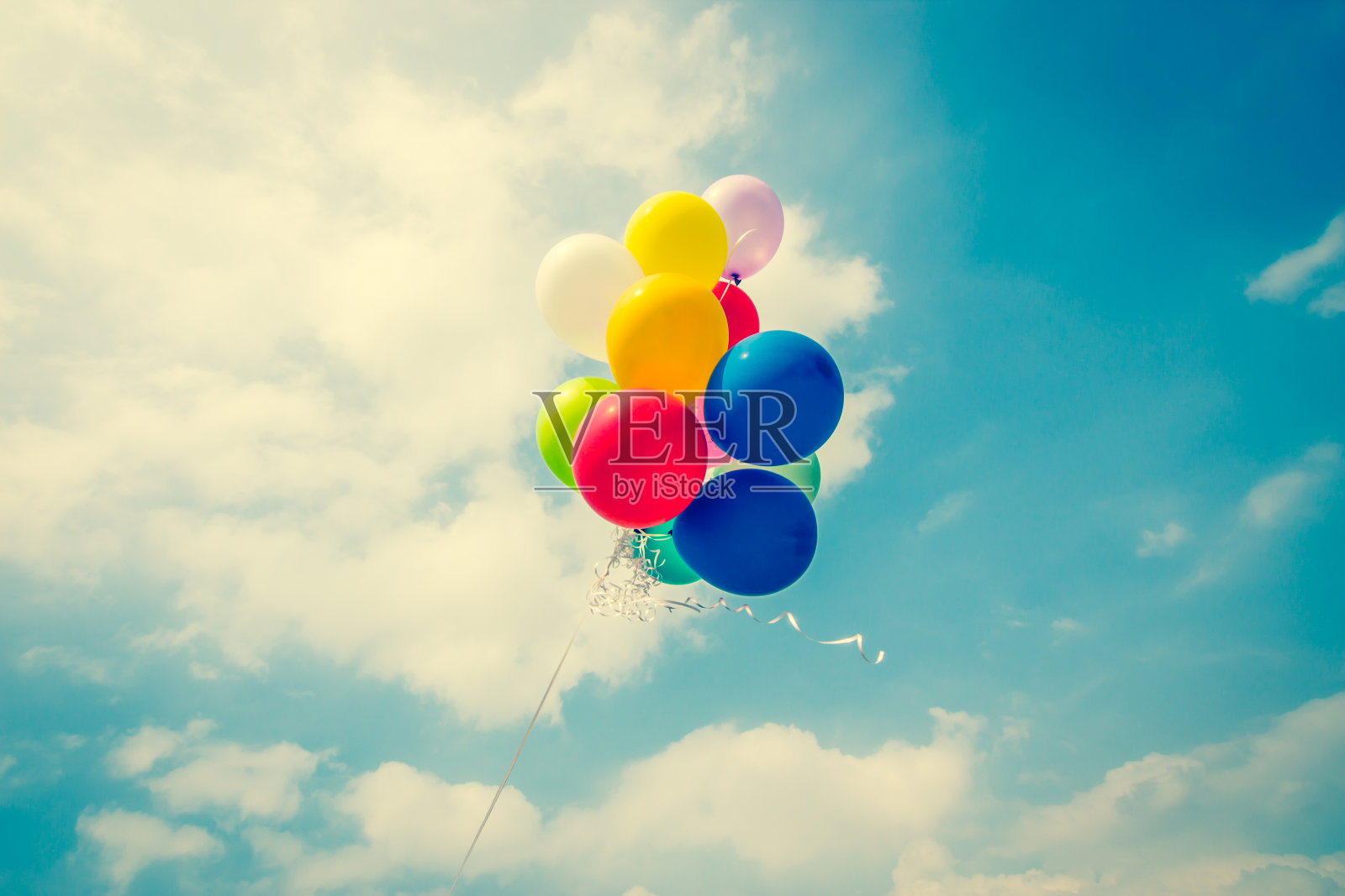 蓝色的天空上五颜六色的气球照片摄影图片