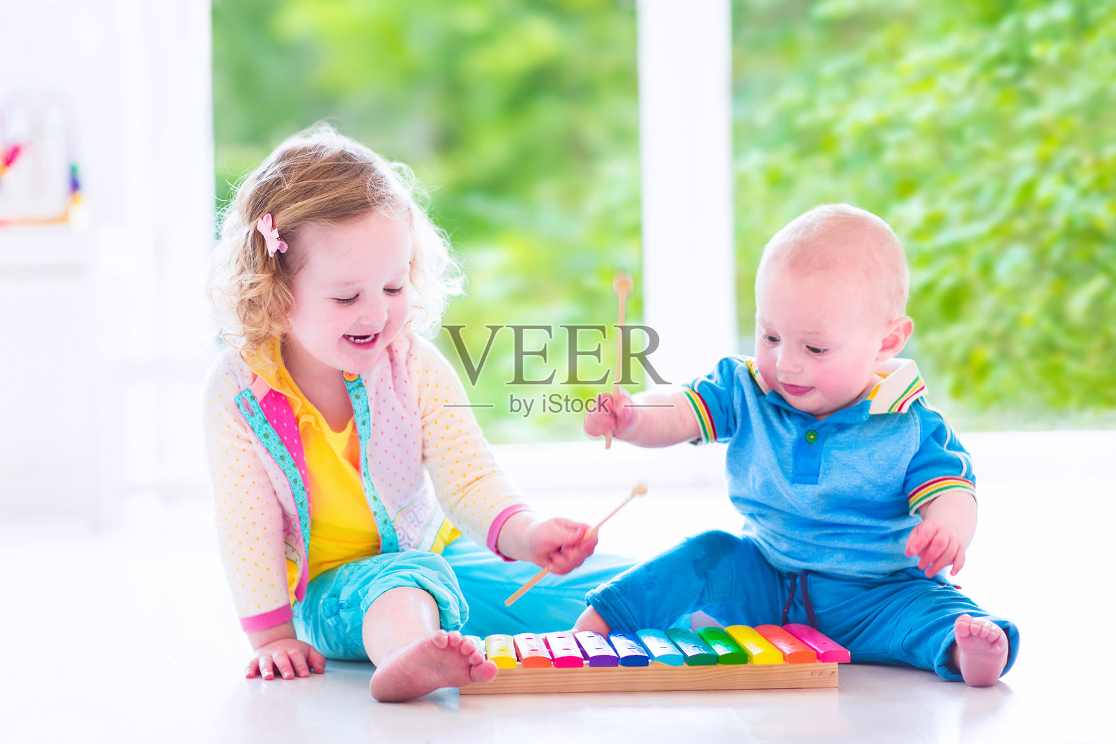 可爱的孩子们用木琴演奏音乐照片摄影图片