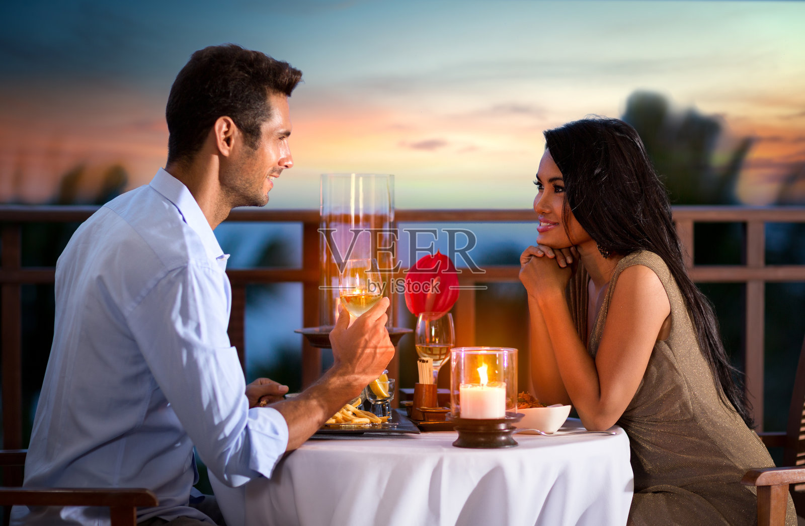 一对情侣在夏天的晚上吃浪漫的晚餐照片摄影图片