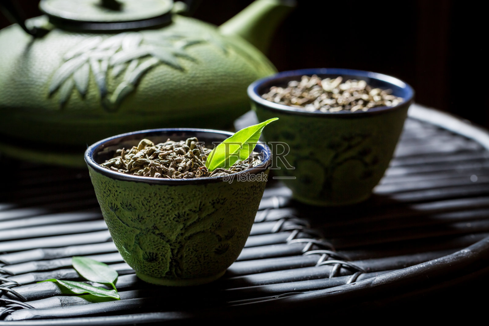 亚洲餐厅黑色餐桌上的芳香绿茶照片摄影图片