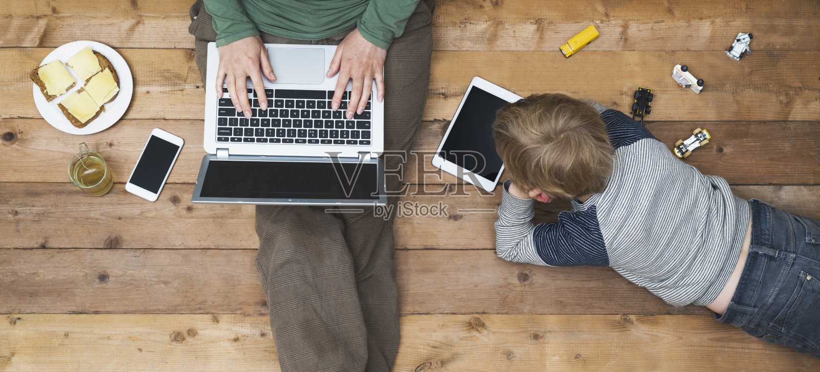 母亲和儿子使用平板电脑和笔记本电脑照片摄影图片