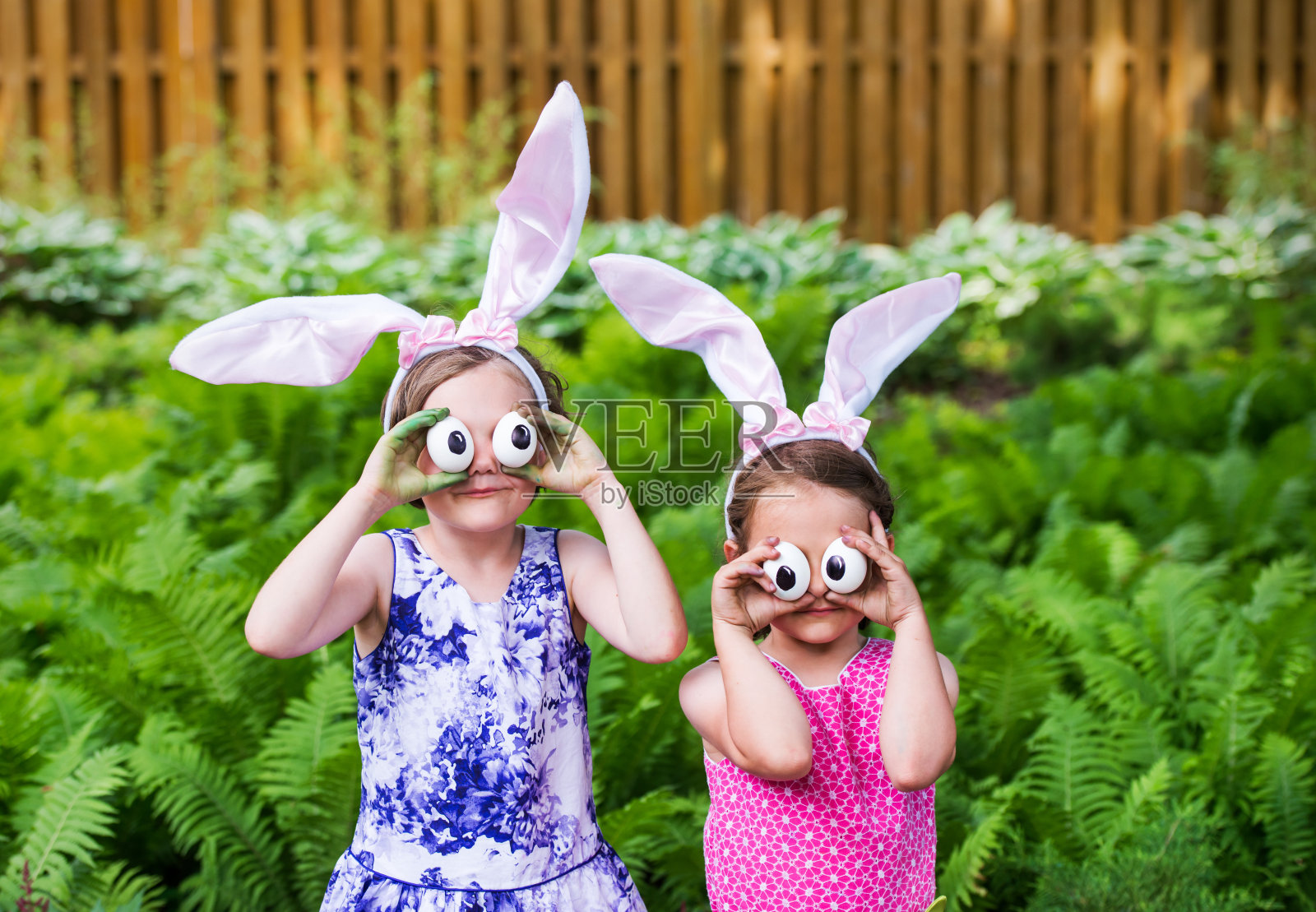 女孩戴兔耳朵和傻眼睛-近照片摄影图片