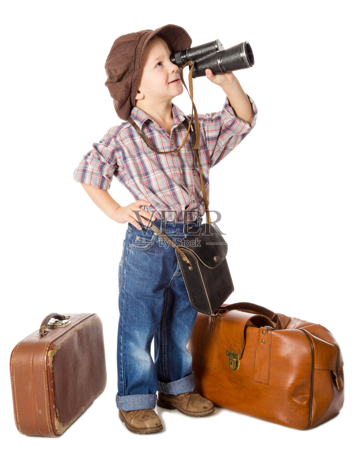 带着旧行李箱旅行的小男孩照片摄影图片