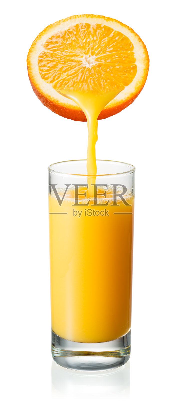 橙汁正往杯子里倒。孤立在白色照片摄影图片