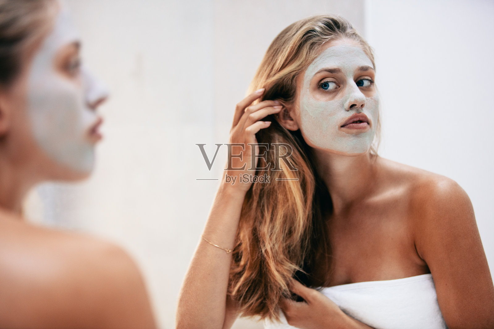 女性面部化妆面膜照片摄影图片