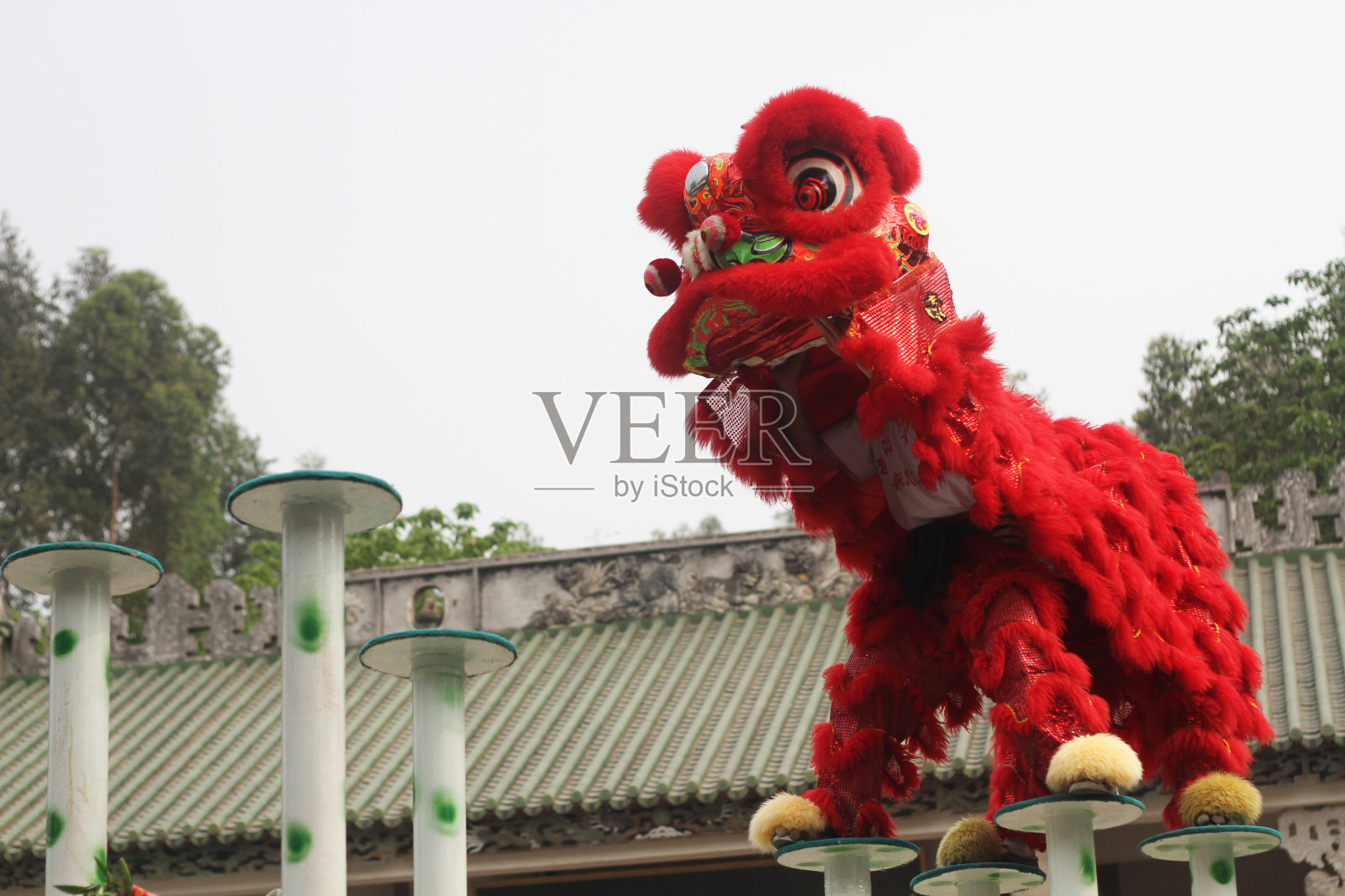 红色中国传统舞狮表演庆祝节日唐人街照片摄影图片
