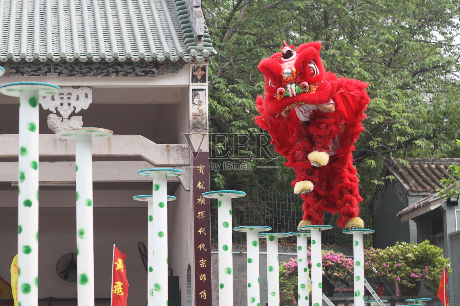 红色中国传统舞狮表演庆祝节日唐人街照片摄影图片