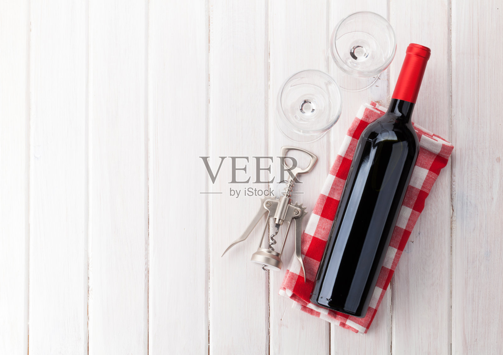 红酒瓶，玻璃杯和开瓶器照片摄影图片