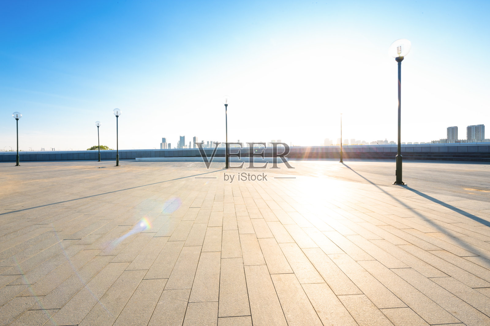 空旷的哈尔滨城市广场与阳光照片摄影图片