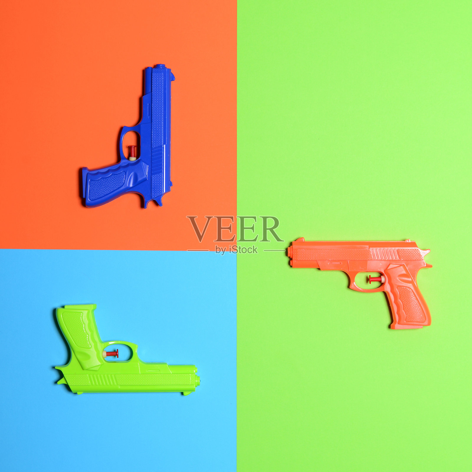 彩色背景上的玩具手枪-最小设计俯视图照片摄影图片