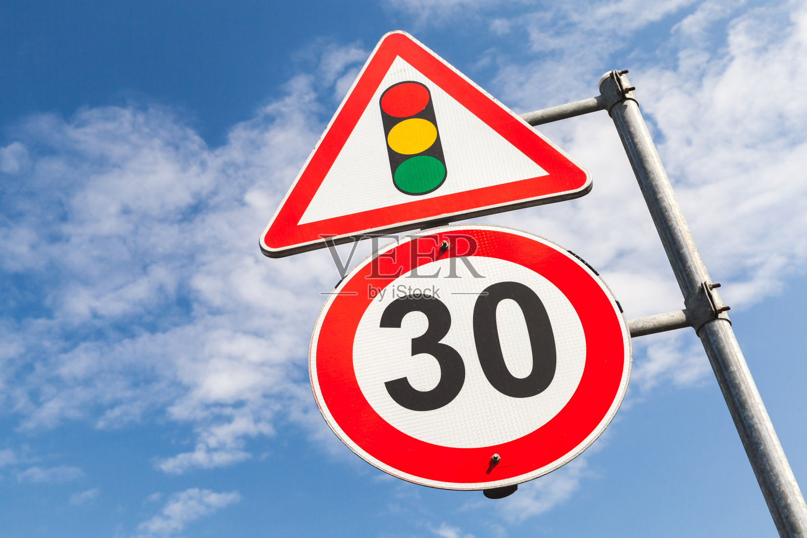 交通灯和车速限制每小时30公里照片摄影图片
