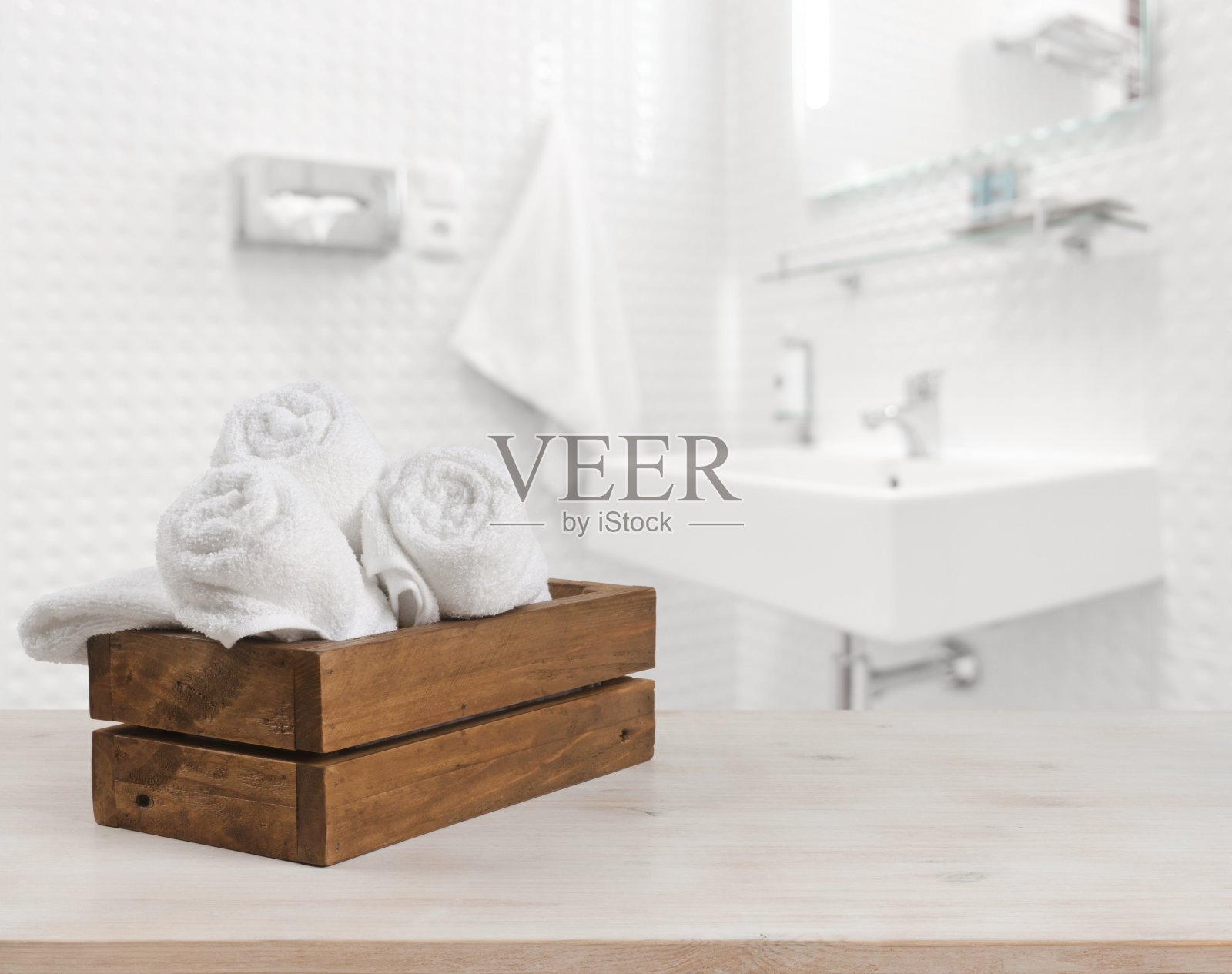 木质的盒子，白色的温泉浴巾，模糊的浴室背景照片摄影图片