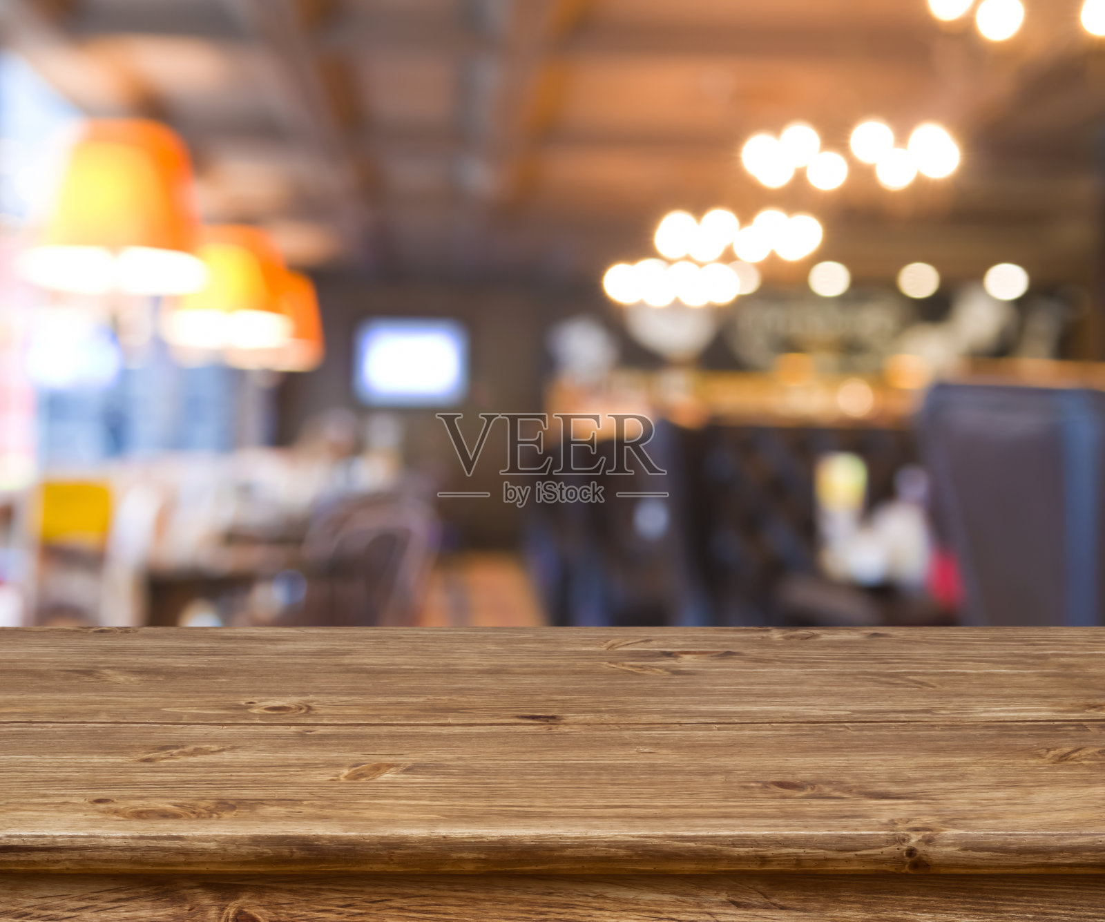 木桌前抽象模糊的餐厅灯光背景照片摄影图片