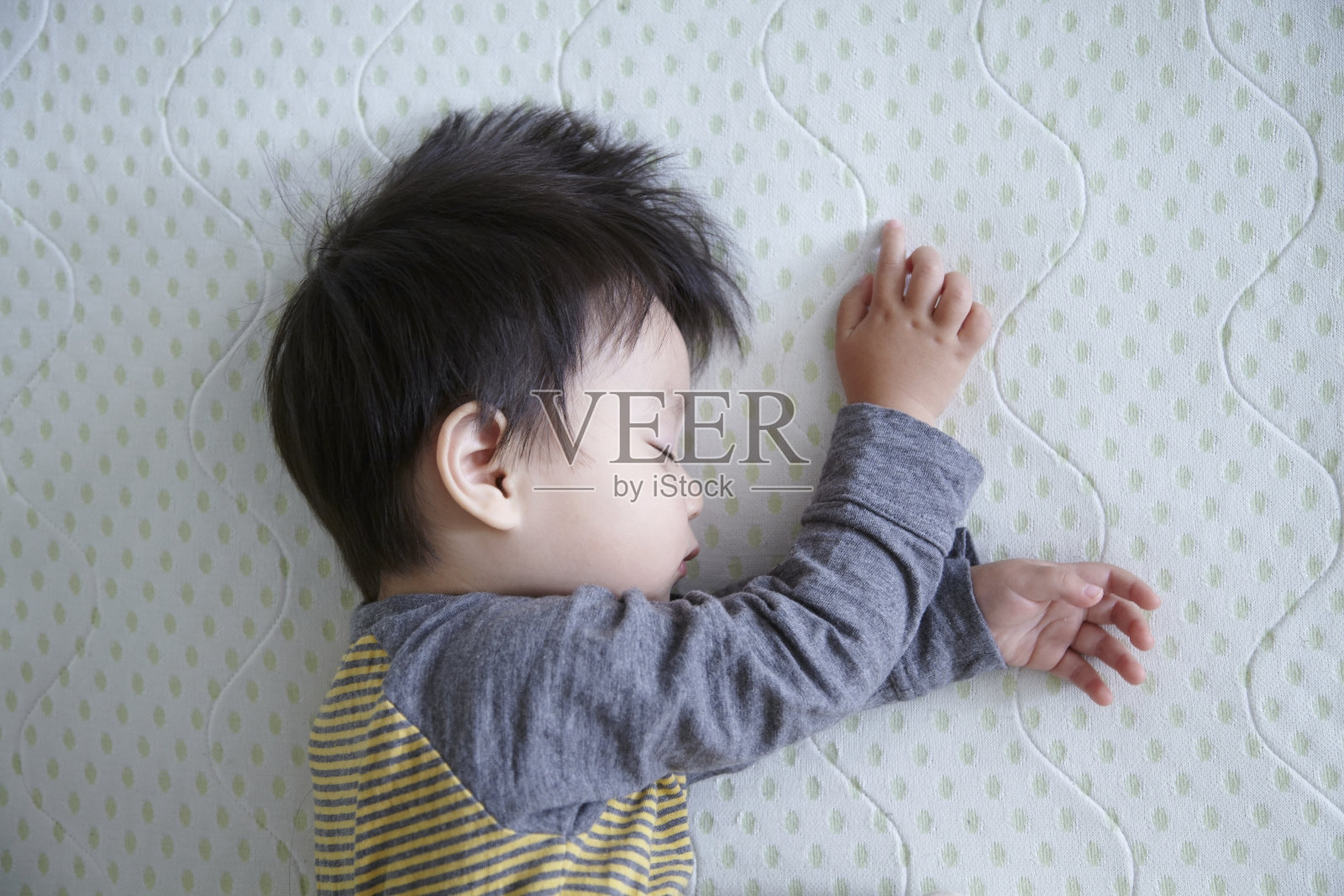 日本睡觉男孩学步照片摄影图片