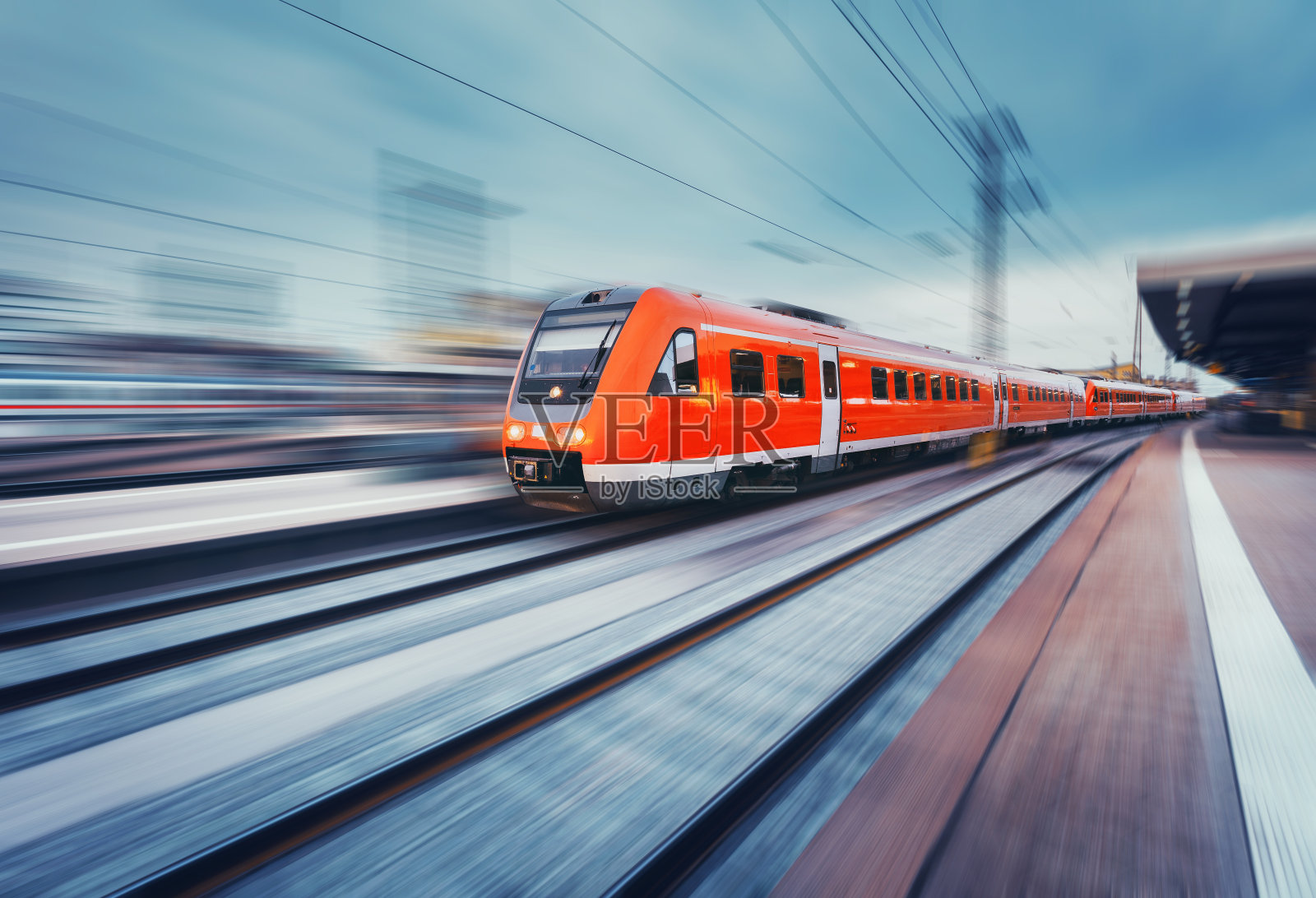 现代高速红色通勤客运列车。火车站照片摄影图片