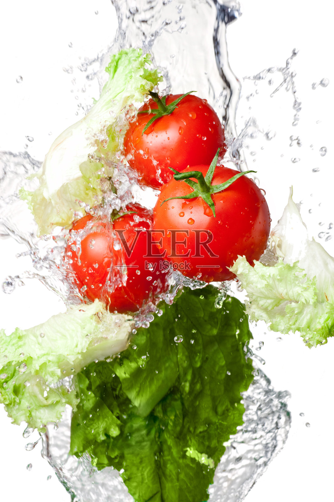 三个新鲜的红番茄和生菜在溅水隔离照片摄影图片